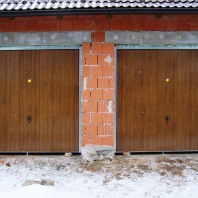Garážová vrata s dveřmi